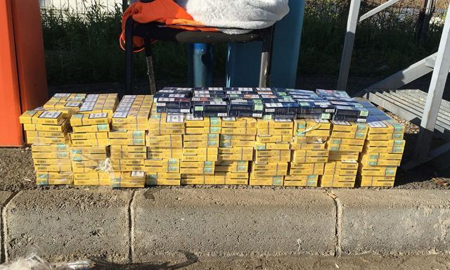 500 de pachete de ţigări de contrabandă, confiscate de poliţişti în urma unei percheziţii