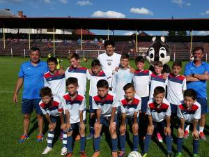 Micii fotbalişti de la Dorna Vatra Dornei, alături de fostul mare internaţional Miodrag Belodedici
