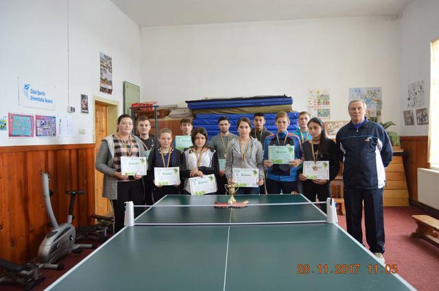Profesorul Niculai Strugariu, alături de laureaţii turneului de tenis de la Pârteştii de Jos
