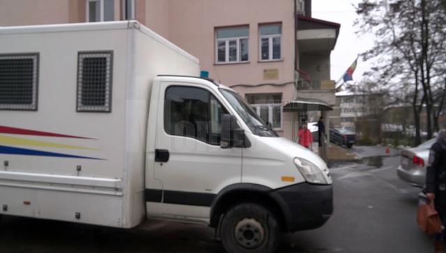 Duba care a adus deţinuţii la AJOFM Suceava