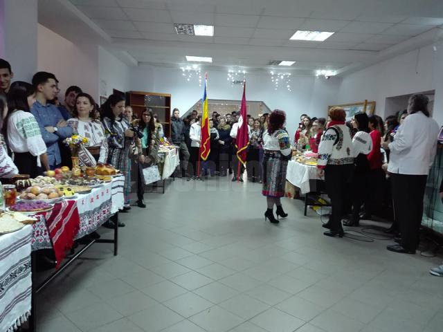 Elevii și profesorii Colegiului „Al. I. Cuza” au sărbătorit Ziua României