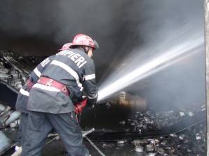 La incendiu au intervenit pompierii militari