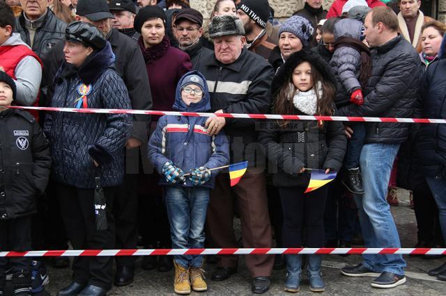 Mii de persoane au sărbătorit Ziua Naţională a României în centrul Sucevei