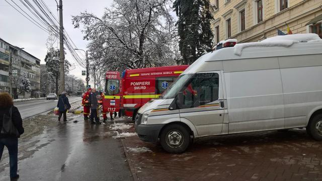 O ambulanţă SMURD l-a preluat pe bătrân și l-a dus imediat la Spitalul de Urgenţă Suceava