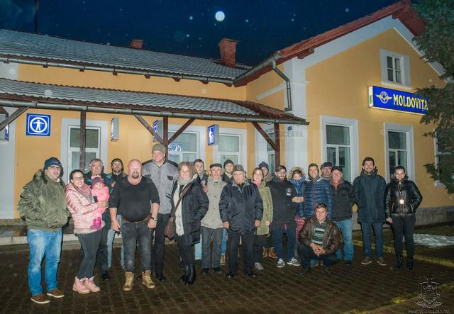 Prietenii Mocăniței în fața gării din Moldovița