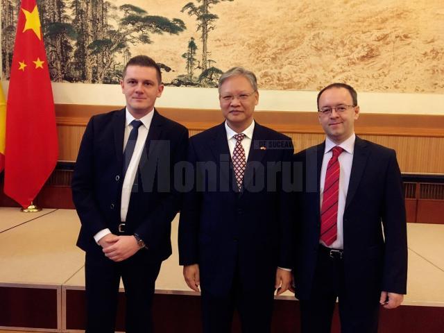 Reprezentanţii Casei Româno-Chineze Suceava, alături de Excelenţa Sa