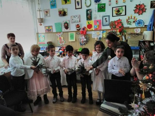 Copiii de la Centrul Şcolar de Educaţie Incluzivă Suceava l-au întâmpinat pe Moş Nicolae