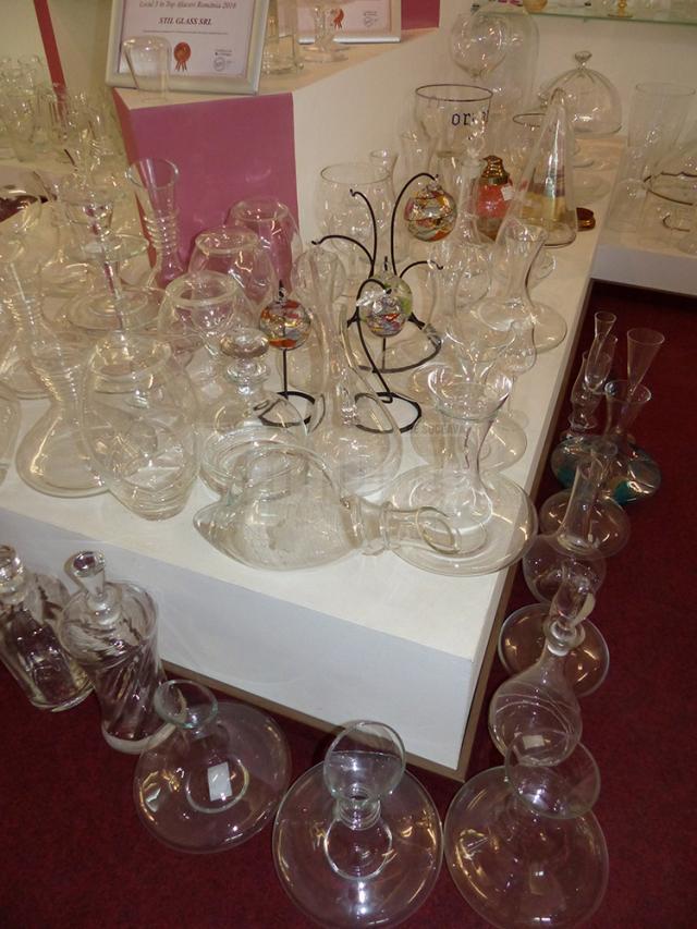 Decantere de vin si alte tipuri de vase pentru bauturi, produse de Stil Glass