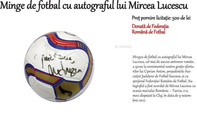 Minge de fotbal cu autograful lui Mircea Lucescu