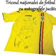 Tricoul naționalei de fotbal a României, cu autografele jucătorilor