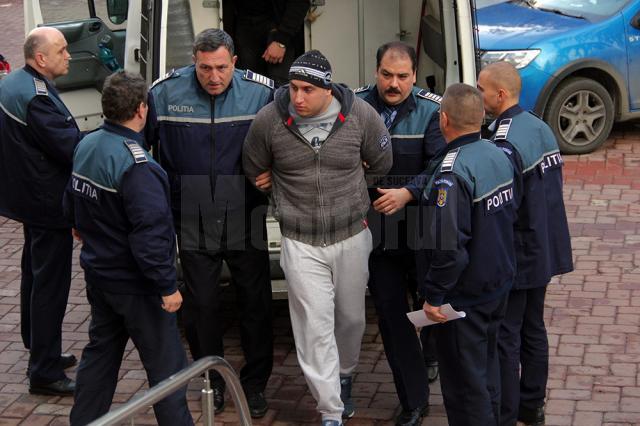 Alexandru Huțuleac, în timp ce era dus în fața magistraţilor de la Tribunalul Suceava, cu propunere de arestare preventivă