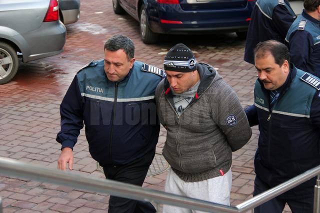 Alexandru Huțuleac, în timp ce era dus în fața magistraţilor de la Tribunalul Suceava, cu propunere de arestare preventivă