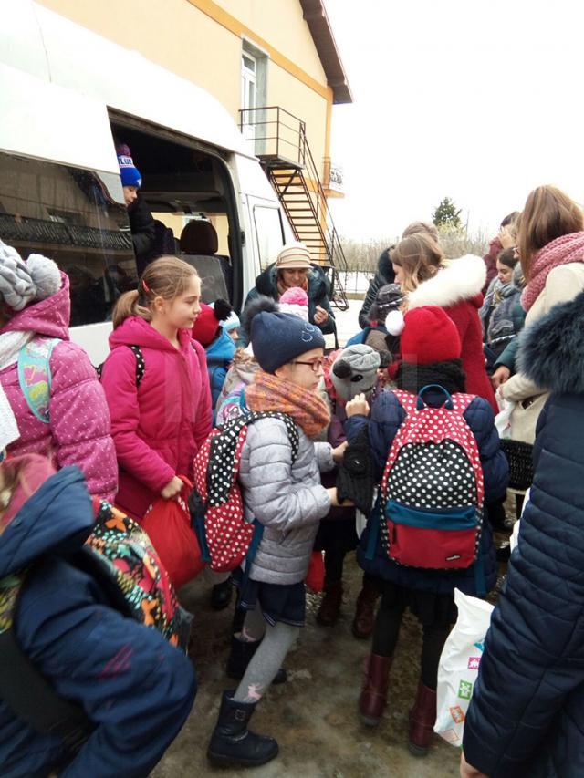 Elevii Școlii Postliceale Sanitare - Suceava au adus bucuria în sufletele a peste 100 de copii, de Sf. Nicolae