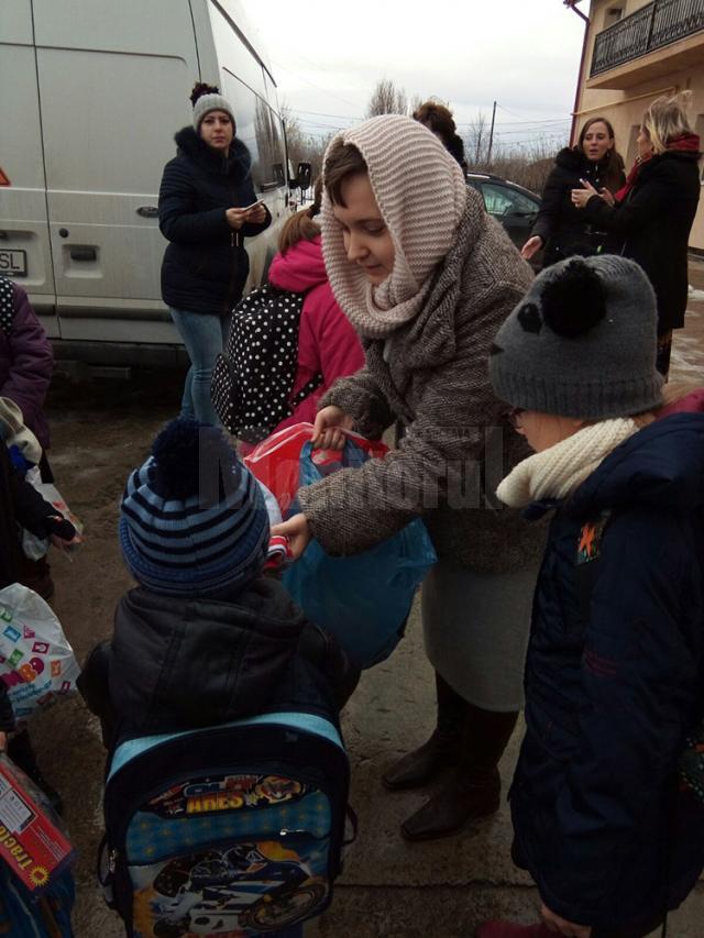 Elevii Școlii Postliceale Sanitare - Suceava au adus bucuria în sufletele a peste 100 de copii, de Sf. Nicolae