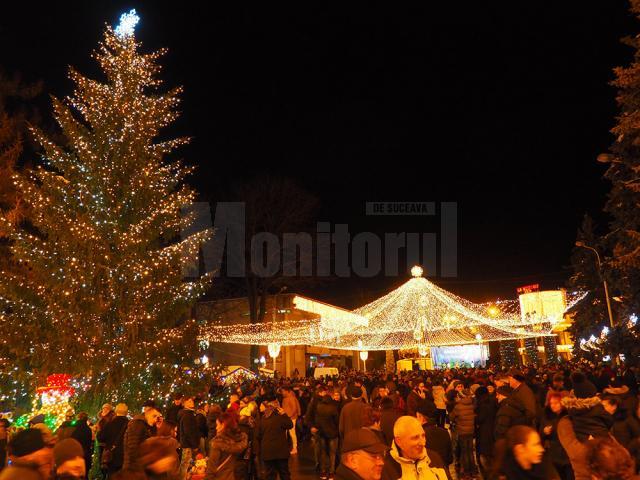 Centrul municipiului Câmpulung Moldovenesc a fost plin de persoane la aprinderea luminilor de sărbătoare