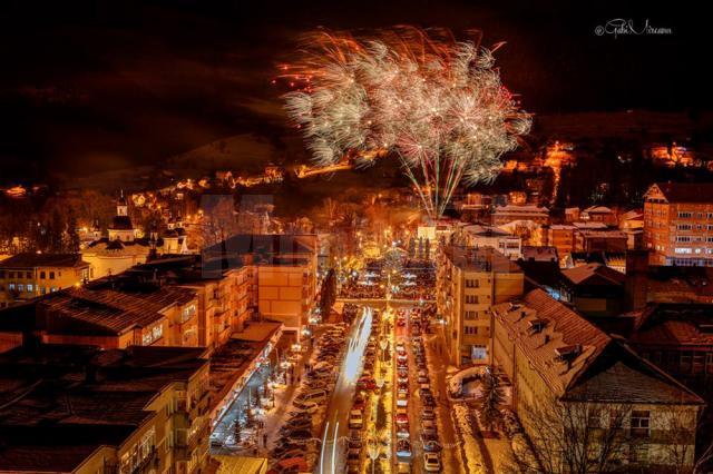 Un superb foc de artificii a iluminat cerul municipiului Campulung Moldovenesc