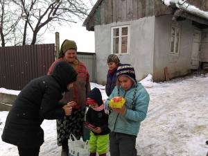 Mai multe familii nevoiașe din comuna Ilişeşti au primit pachete cu produse alimentare