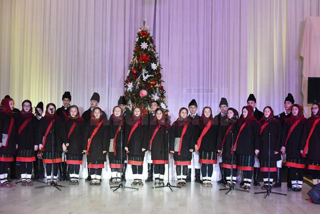 Grupul vocal-tradițional „Ai lui Ștefan, noi oșteni” al Liceului „Ion Nistor” din Vicovu de Sus. Foto: Artistul