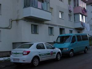 Parcarea mașinilor de firmă printre blocuri este interzisă în municipiul Suceava