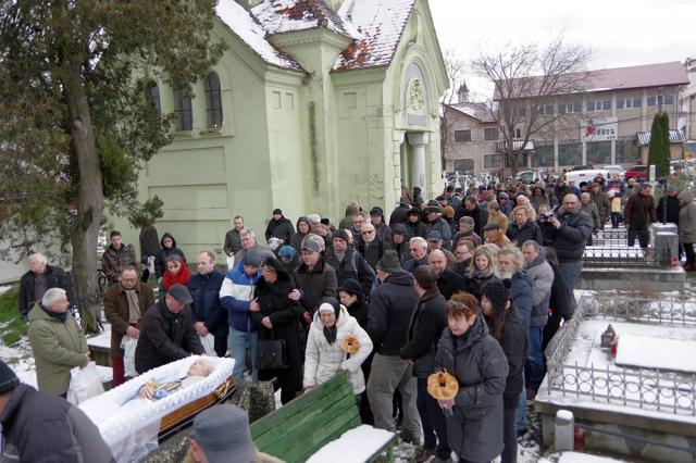 Peste 200 de oameni l-au condus pe Roman Istrati pe ultimul drum