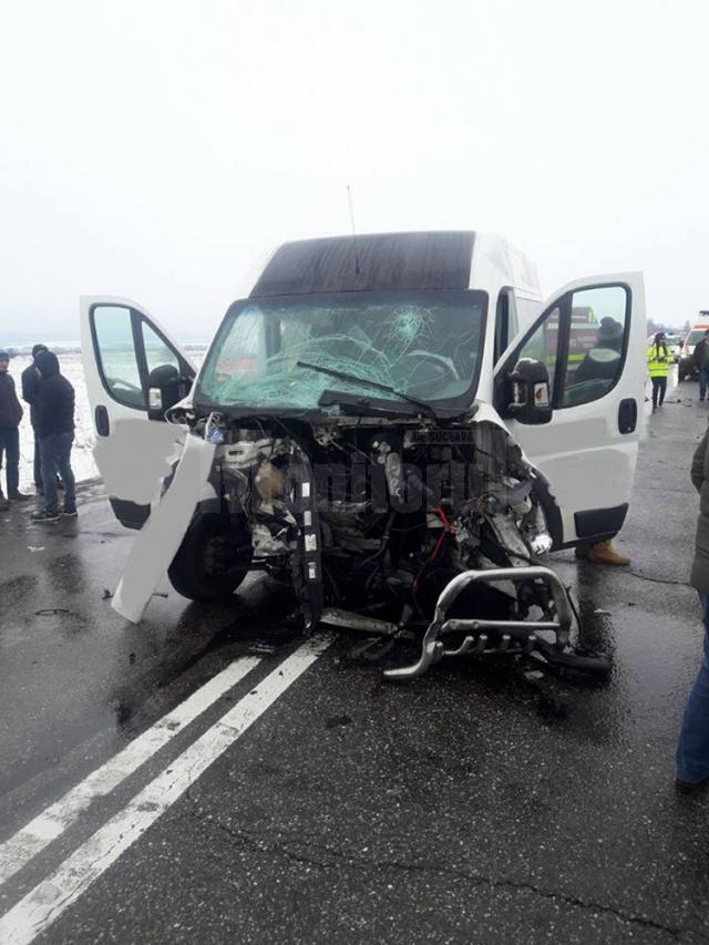 Cercetările au arătat că şoferul microbuzului se face vinovat de producerea accidentului, după ce a depăşit pe linie continuă