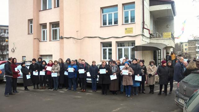 În jur de 50 de angajaţi de la Agenţia Judeţeană de Ocupare a Forţei de Muncă Suceava şi de la Agenţia Judeţeană de Plăţi şi Inspecţii Sociale Suceava au protestat ieri