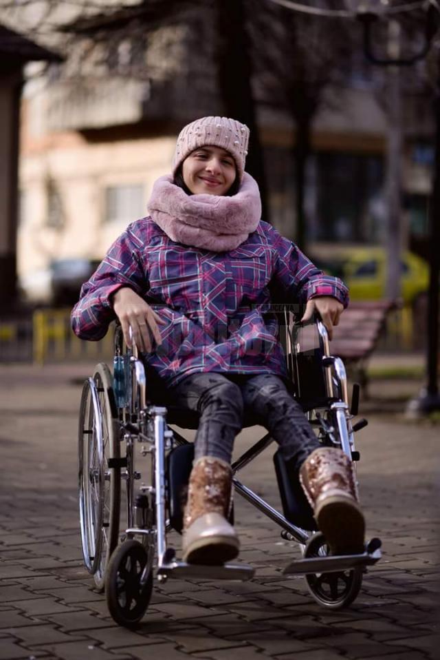 Oana suferă de tetrapareză spastică și se poate deplasa doar cu ajutorul unui scaun cu rotile