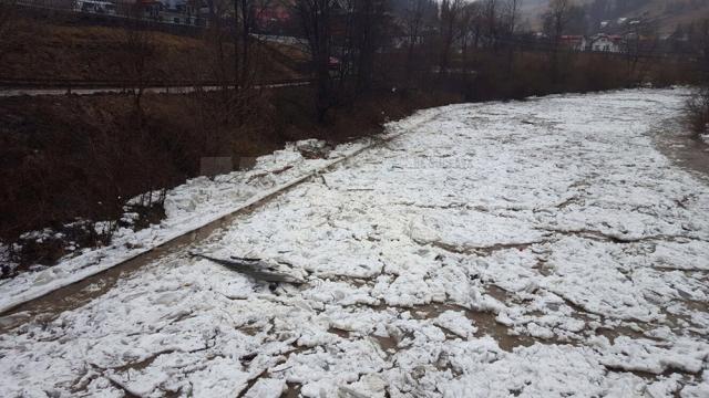 Podurile de gheață de pe cele două râuri au provocat probleme și iarna trecută