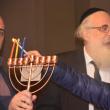 David Dey a aprins lumânările de Hanuka, alaturi de prim-rabinul Rafael Schaffer