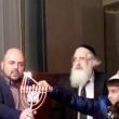 Flacăra pentru lumânările de Hanuka, oferită la Suceava de prim rabinul Rafael Schaffer, unui copil de 8 ani