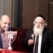 Rabinul Scheffer ofera lumina pentru Hanuka