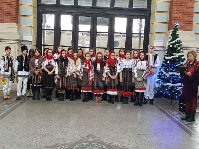 "Să colindăm la Porţile Bucovinei", recital de poezii şi concert de colinde susţinut de elevii de la  "Miron Costin" în Gara Suceava