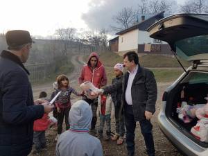 Aproape 100 de copii din Drăgoiești au primit cadouri din partea senatorului Virginel Iordache