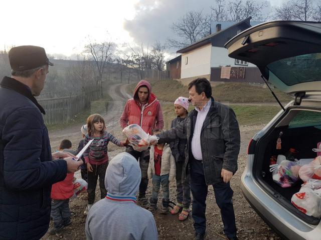 Aproape 100 de copii din Drăgoiești au primit cadouri din partea senatorului Virginel Iordache