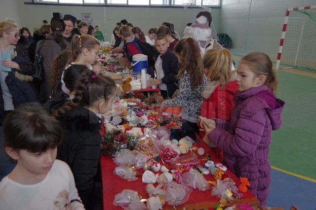 Tărgul de Craciun cu obiecte confecţionate de copii și cu prăjituri pregătite de părinţi