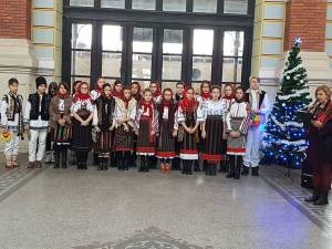 "Să colindăm la Porţile Bucovinei", recital de poezii şi concert de colinde susţinut de elevii de la  "Miron Costin" în Gara Suceava