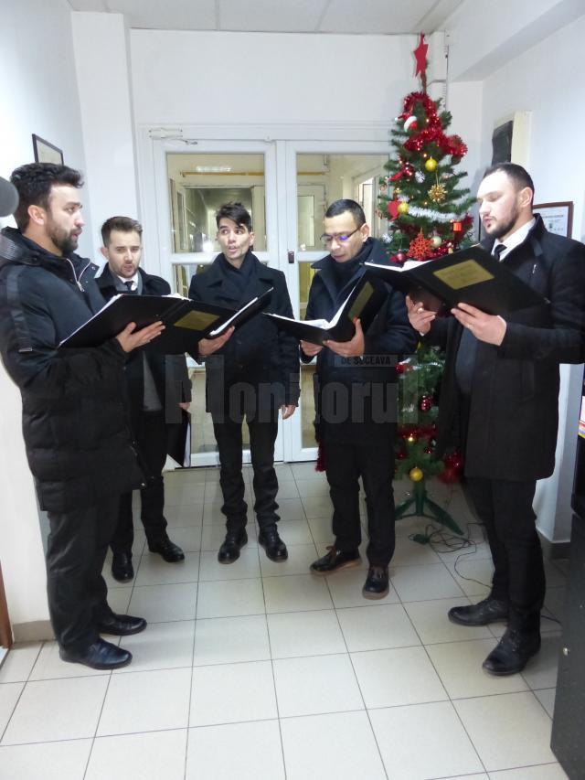 Monitorul de Suceava a primit colindătorii Grupului cameral „Nord Bucovina”