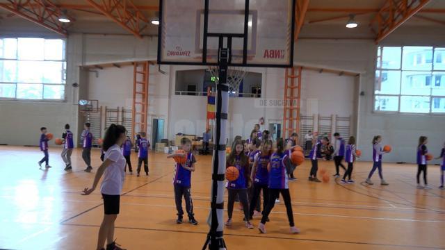 Copiii din centrele de plasament și cele de zi au fost învățați să joace baschet