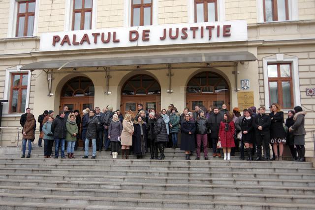 Circa 80 de magistraţi au protestat ieri, timp de jumătate de oră, în faţa Palatului de Justiţie din Suceava
