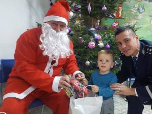 Poliţiştii au fost Moş Crăciun pentru copiii din Centrul de plasament ,,Visătorii” din Fundu Moldovei