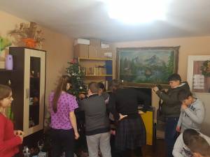 Copiii din Ipotești și de la Dorohoi împodobesc împreună bradul de Crăciun