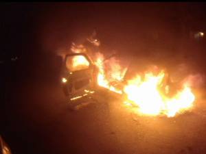 Un autoturism a ars ca o torță pe un drum din Mitocu Dragomirnei