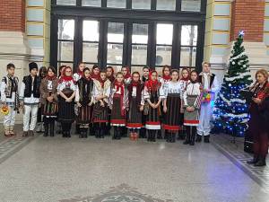 Recital de poezii şi concert de colinde susţinut de elevii de la Miron Costin în Gara Burdujeni