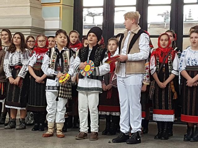 Recital de poezii şi concert de colinde susţinut de elevii de la "Miron Costin" în Gara Burdujeni