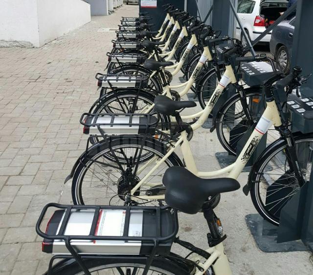 Primarul Ion Lungu a testat bicicletele electrice cumpărate din fonduri elveţiene