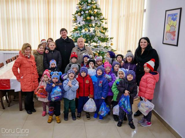 Cadouri cu dulci oferite de administrația rădăuțeană copiilor din municipiu