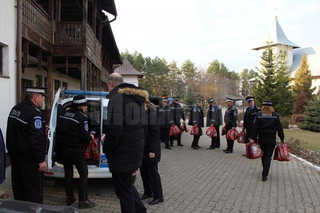 Membrii Poliției Locale Suceava au donat fonduri pentru a oferi cadouri consistente unui număr de 30 de copii nevoiași