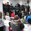 Poliția Locală Suceava a împărțit cadouri de Crăciun pentru zeci de copii nevoiași