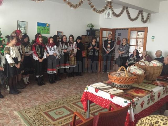 Bătrânii de la Căminul „Victor” din Ilișești, colindaţi de elevii Școlii Ciprian Porumbescu