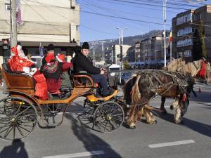 Moș Crăciun a venit în mijlocul copiilor din Câmpulung Moldovenesc într-o caleașcă trasă de doi cai